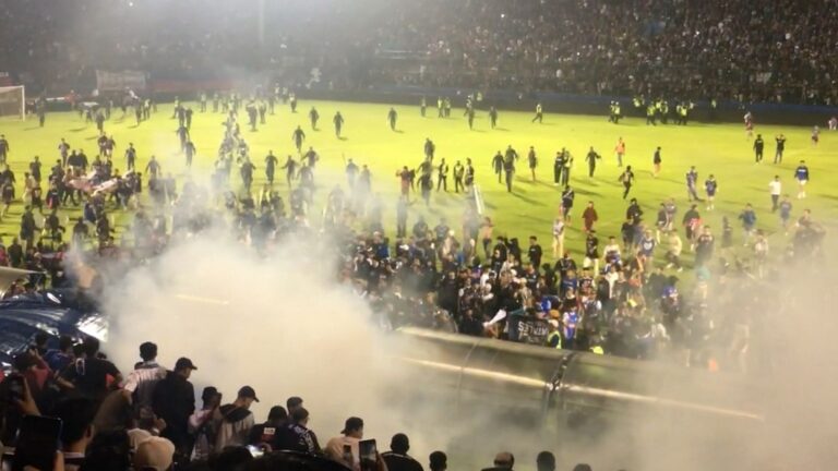 La bousculade d’un match de football en Indonésie fait 174 morts
